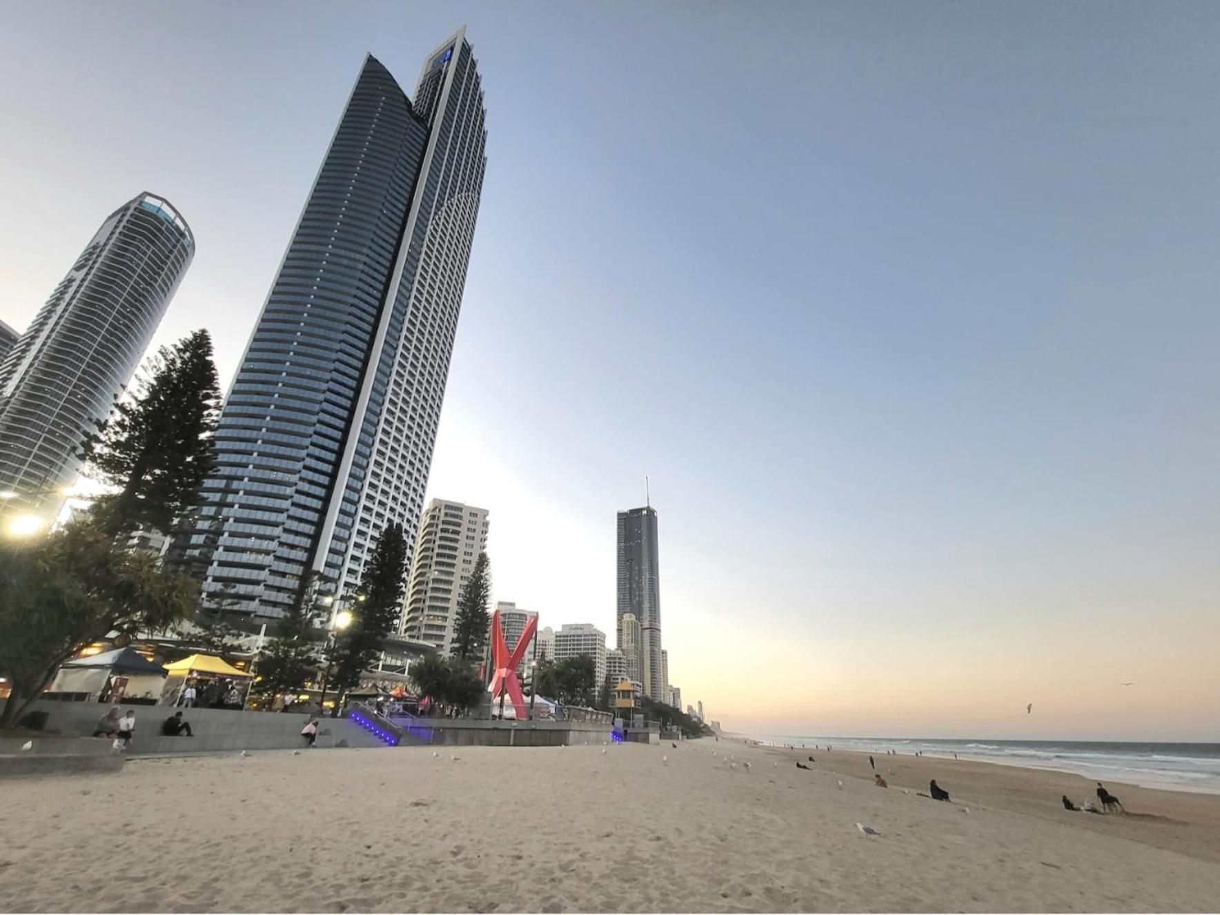 Beachside Apartment In The Heart Of Surfers Paradise - Free Parking Gold Coast Zewnętrze zdjęcie